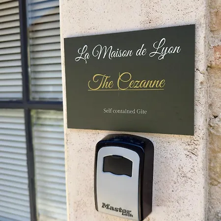 La Maison De Lyon Bed & Breakfast 3*