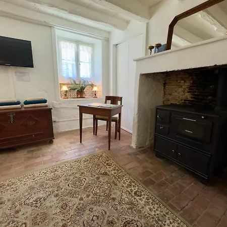 La Maison De Lyon Bed and Breakfast 3*